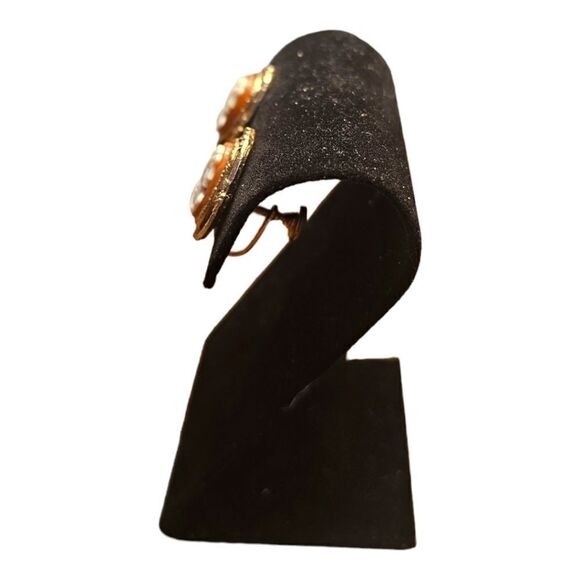 Vintage Cameo Screwback Earrings - Picture 5 of 10